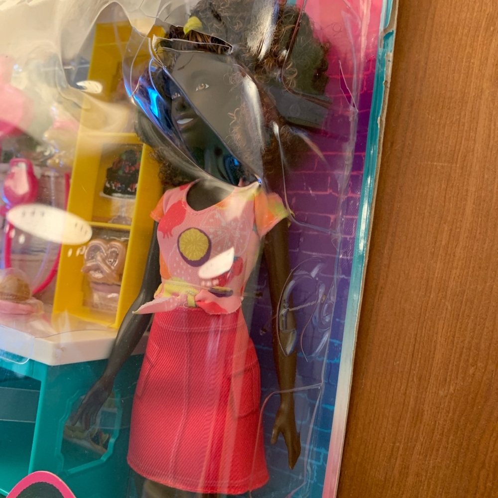 BADBOX Great Doll! Barbie Life in the City Cafe Robyn Set Market Stand NRFB NIB - Picture 4 of 9